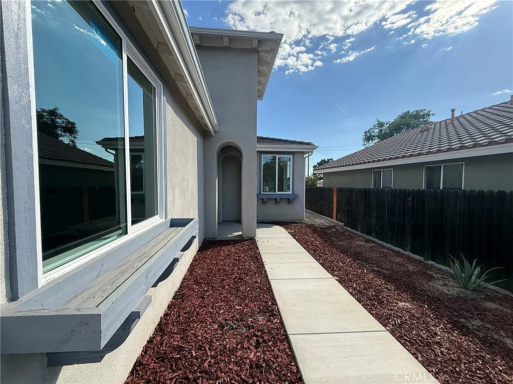 4 bed, 1807 sqft, $3,200 — Photo 4