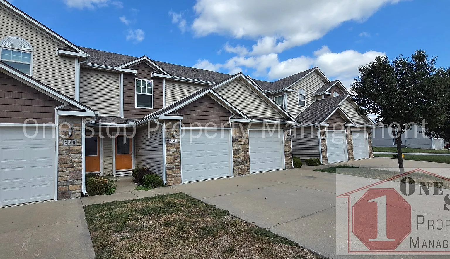 Charming 2 Bedroom / 2.5 Bathroom Townhome in Raymore!! — Photo 1