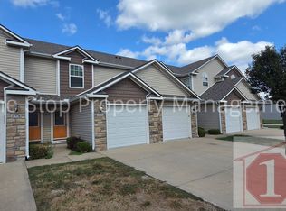 260 Pointe Ln, Raymore, MO 64083