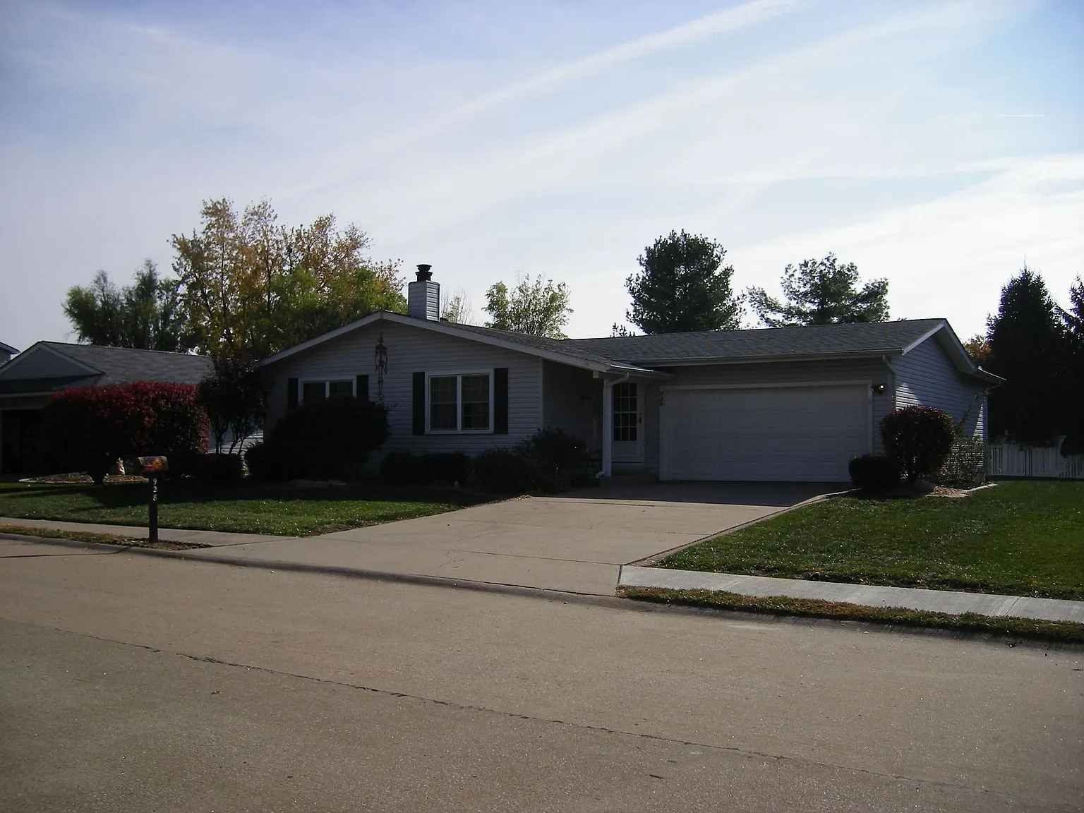 928 Chancellor Dr photo 1