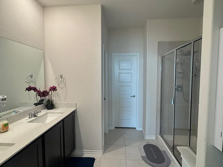Master bed shower