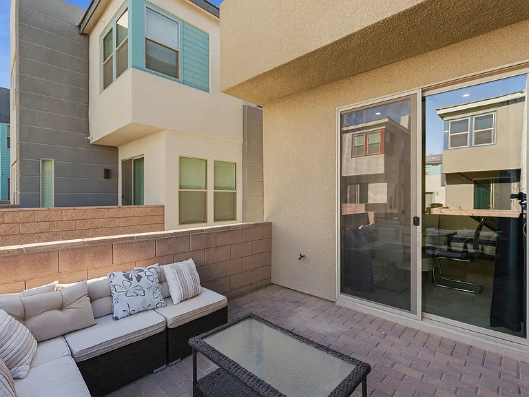 9858 Laurel Tree St — Photo 2