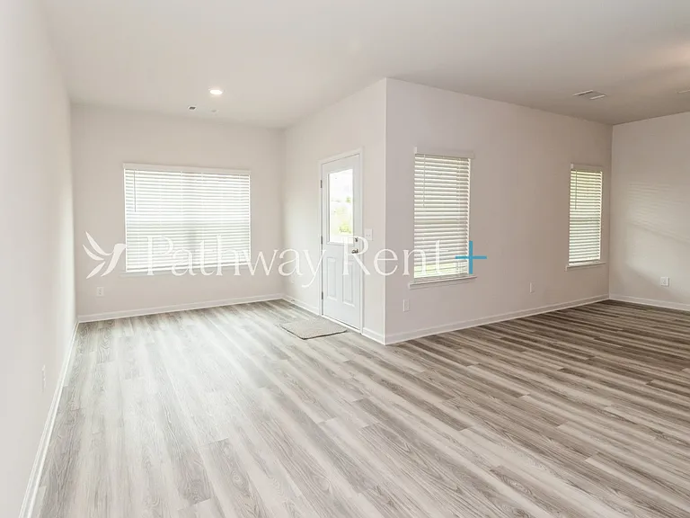 603 Mackenzie Cv — Photo 8