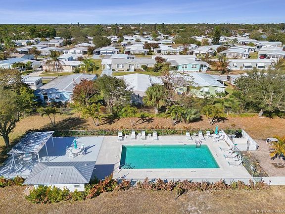 4th image of 332 NE Tropicalia Ln