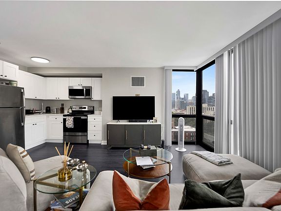 4th image of 1122 N Clark St APT 1402