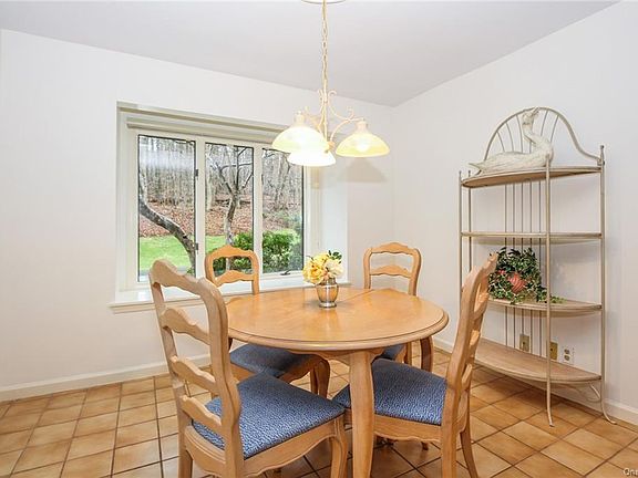 5th image of 34 Cotswold Dr