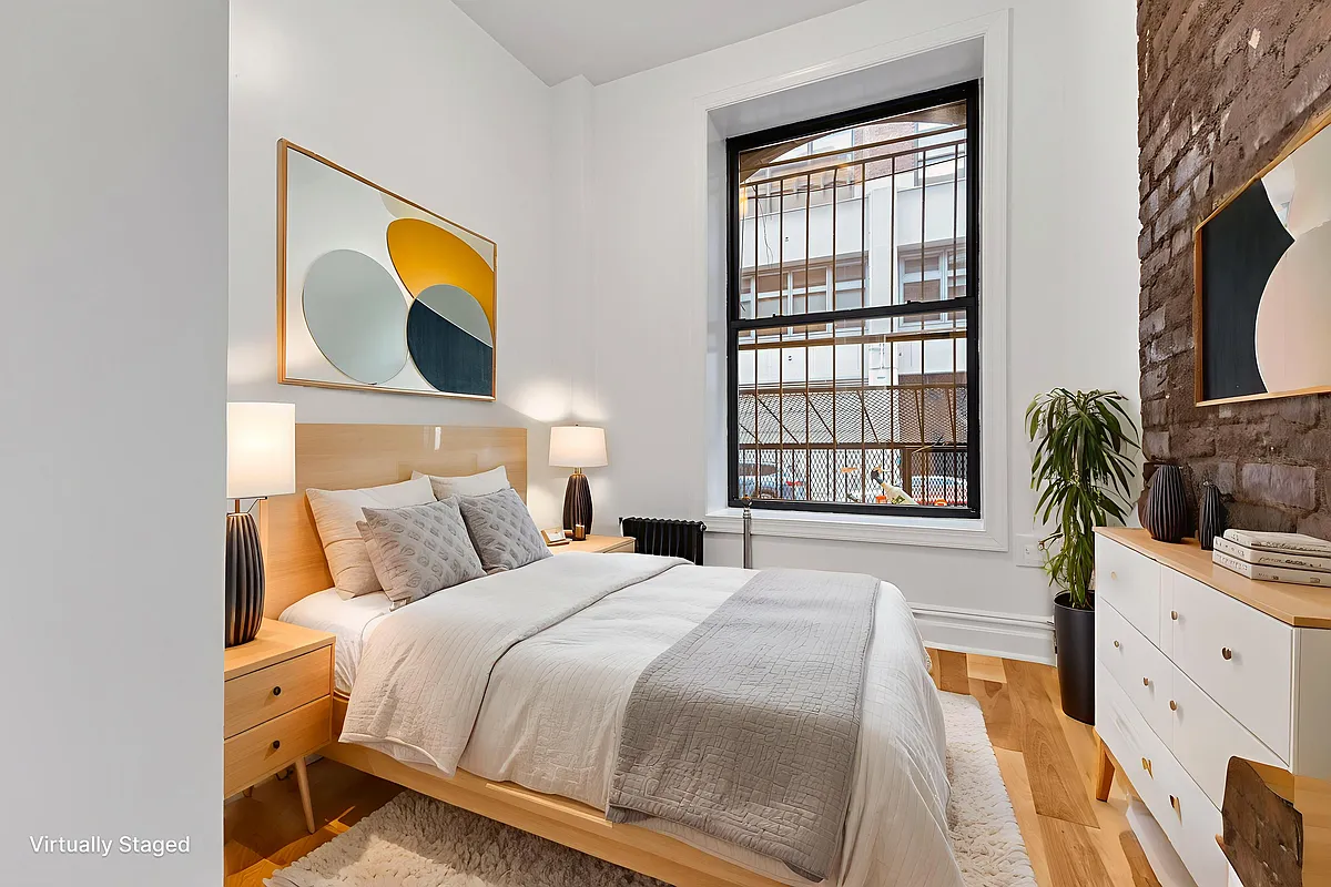 Building Photo - 331 W 16th St #2