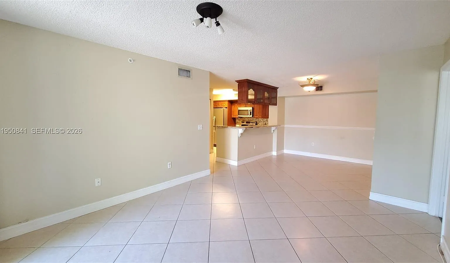 Devonaire Condo At Pembro — Photo 3
