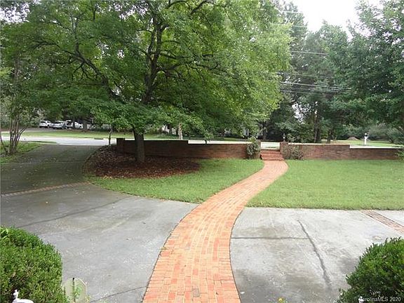 3rd image of 866 Concord Rd
