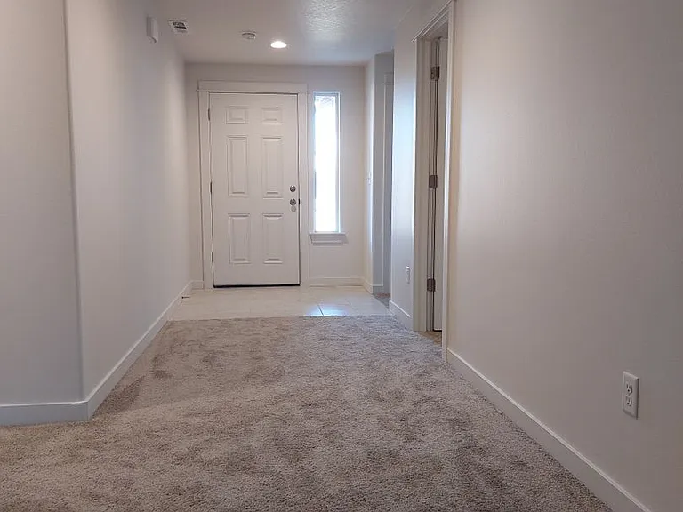 1013 Maple Dr W — Photo 6