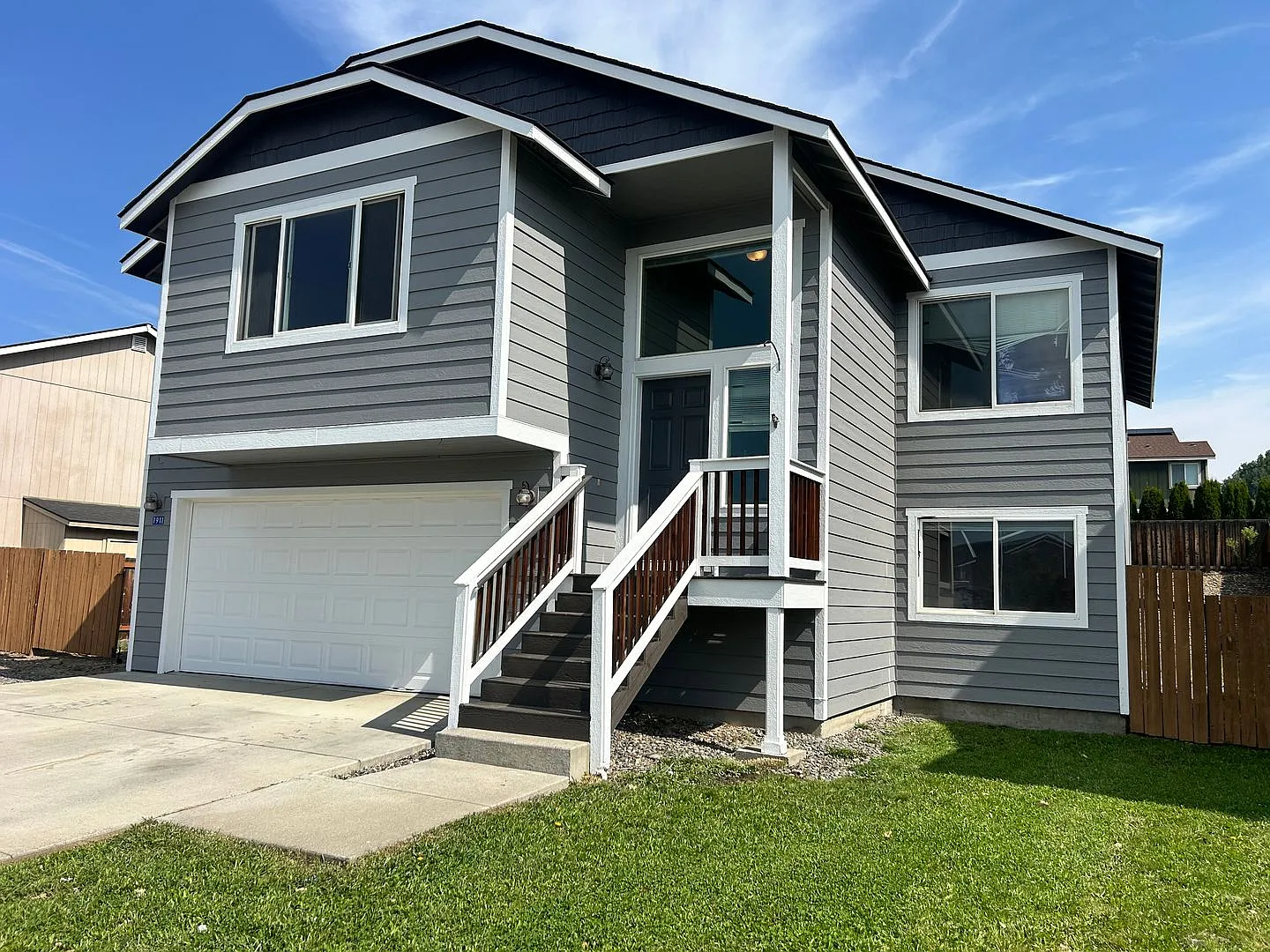 Large 5 Bedroom Home For Rent! — Photo 1