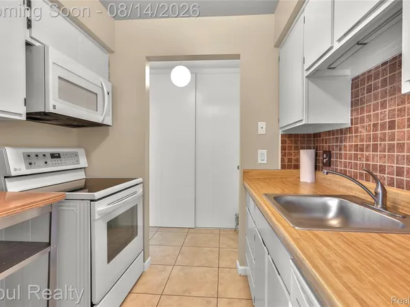 30052 W Twelve Mile Rd Unit 68, Farmington Hills, MI 48334