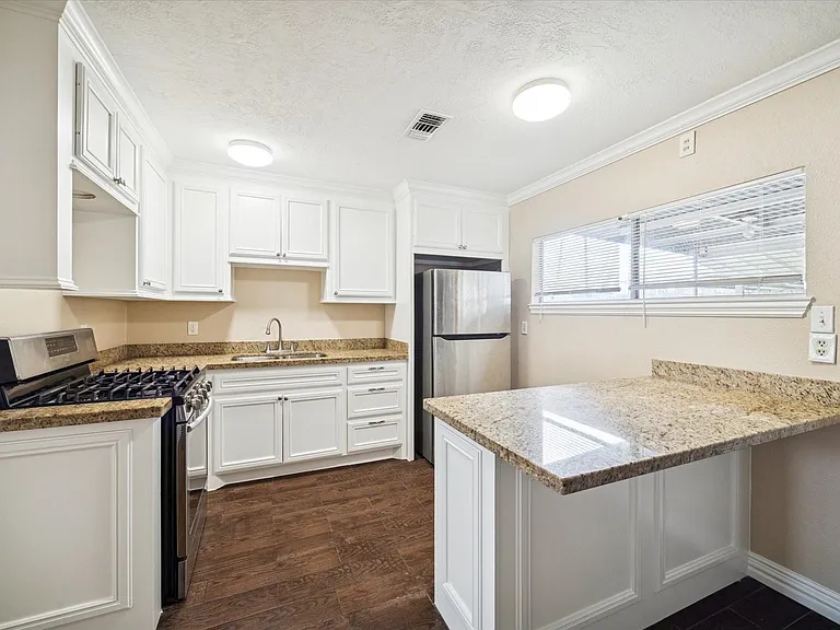 434 Meters St — Photo 3