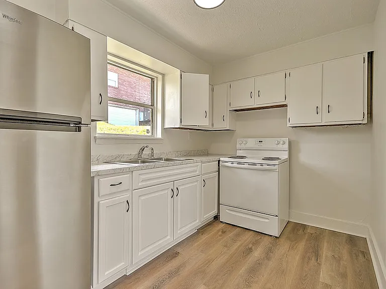 718 W G St — Photo 6