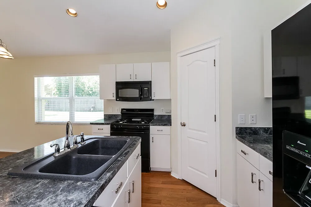 3 bed, 2.0 bath, 1321 sqft, $3,510 — Photo 4