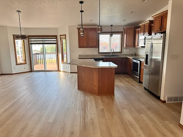 4 bed, 2400 sqft, $2,400 — Photo 3