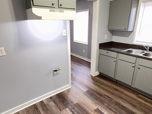5th image of 1300 Robin Hood Ln