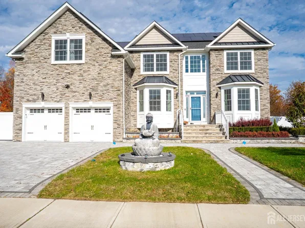 2 Hitching Post Pl, Monroe Township, NJ 08831