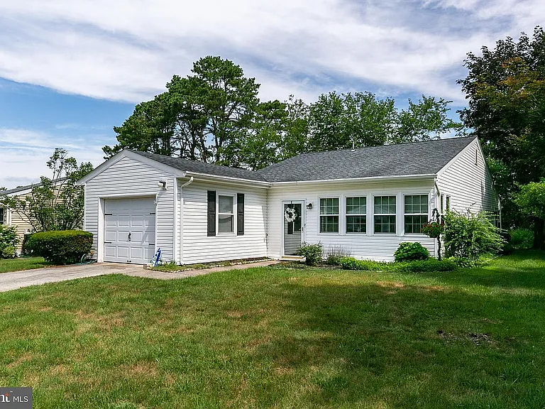 10 Dorchester Dr — Photo 1
