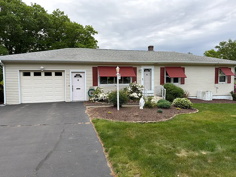 15 Lakeside Dr — Photo 1