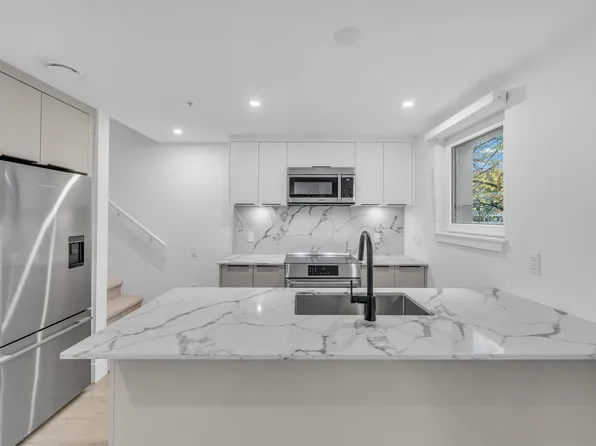 2073 E 1st Ave #108, Vancouver, BC V5N 1A1