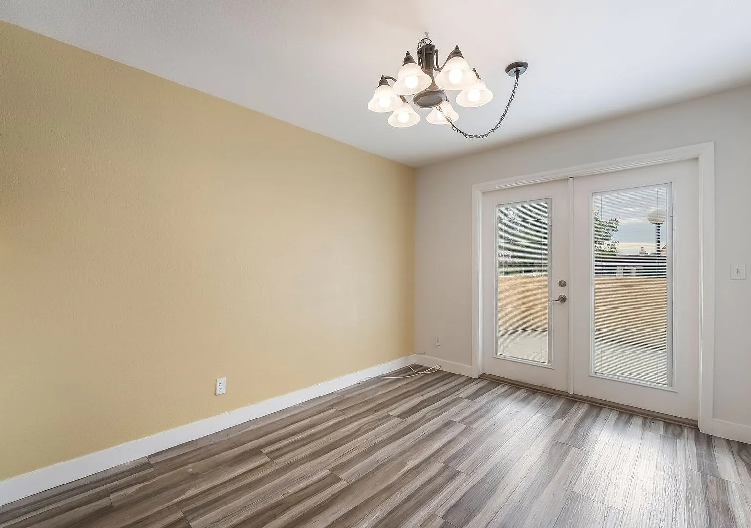 2 Bedroom, 2.5 Bath Near Flamingo & Torrey Pines — Photo 2