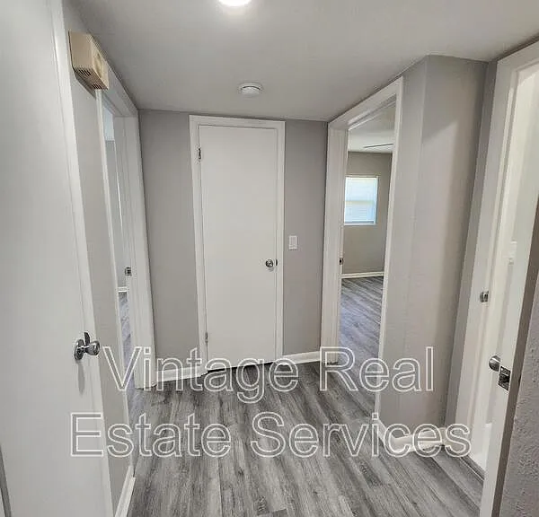 304 S Mercury Ave — Photo 8