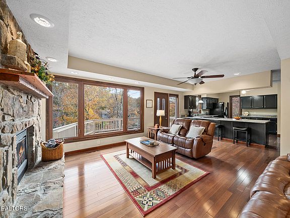 4th image of 161 Ivy Brook Ln