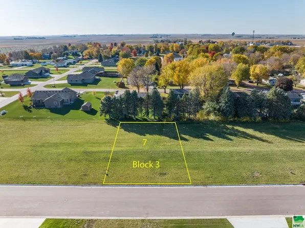 1404 Willard Ln, Larchwood, IA 51241