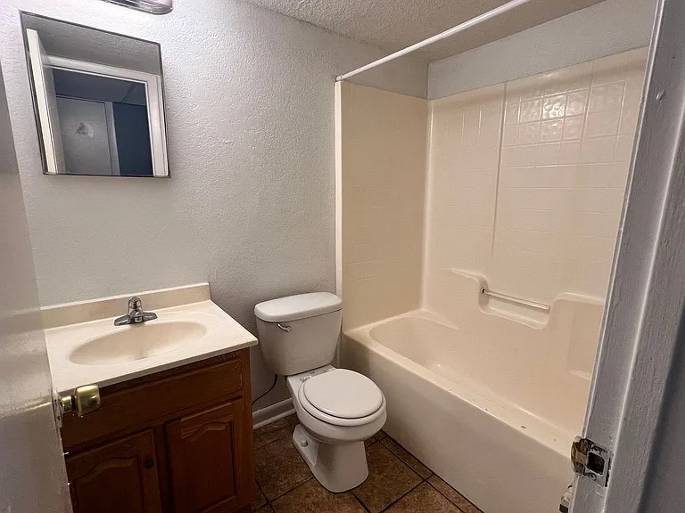 1030 W Walnut St — Photo 17