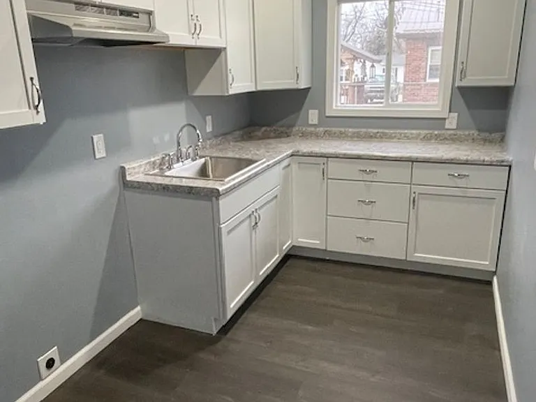 503 E College St — Photo 1