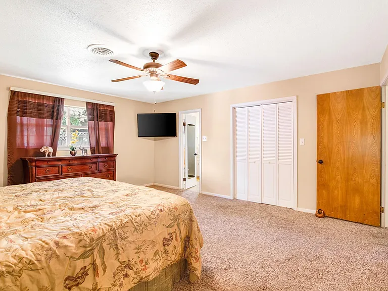 2202 Eaves Dr — Photo 17