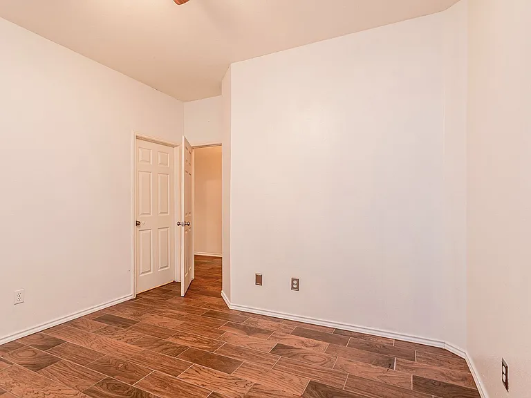 1235 Blackthorn Dr — Photo 4