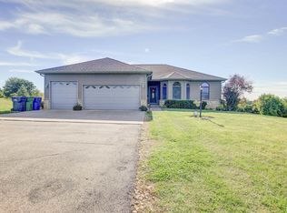 3067 Valley View Ct, Clinton, IA 52732