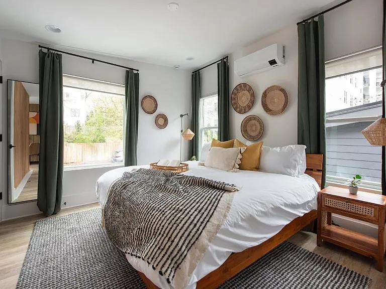 542 Boulevard Pl NE #C — Photo 3