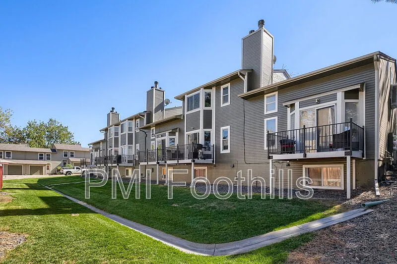 3 bed, 3.0 bath, 1646 sqft, $2,727 — Photo 1