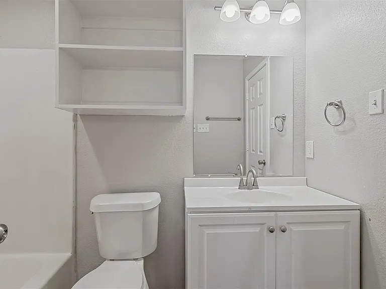 1716 Manor Garden Curv — Photo 2