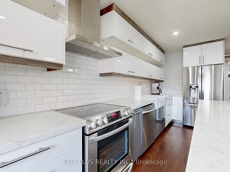 704 Bloor St W — Photo 19