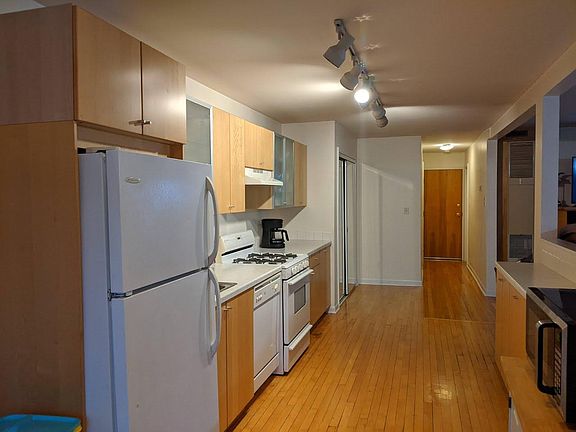 3rd image of 15 E Park Blvd #C