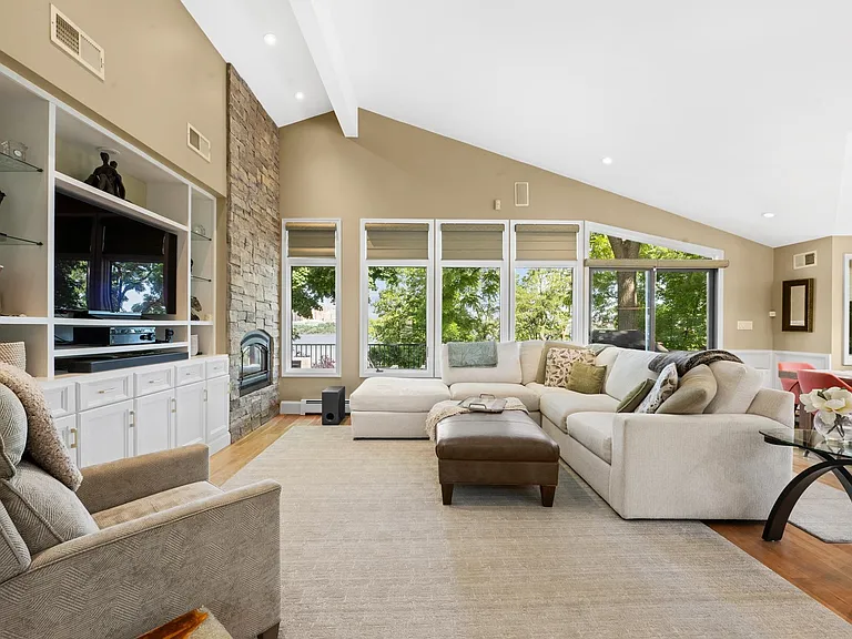 31 Colony Rd — Photo 2