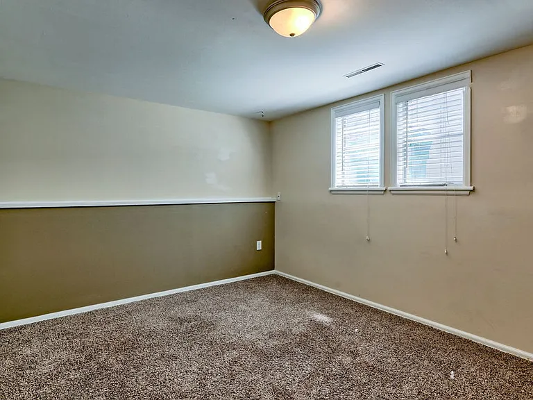 1306 Woodcrest Ct — Photo 14
