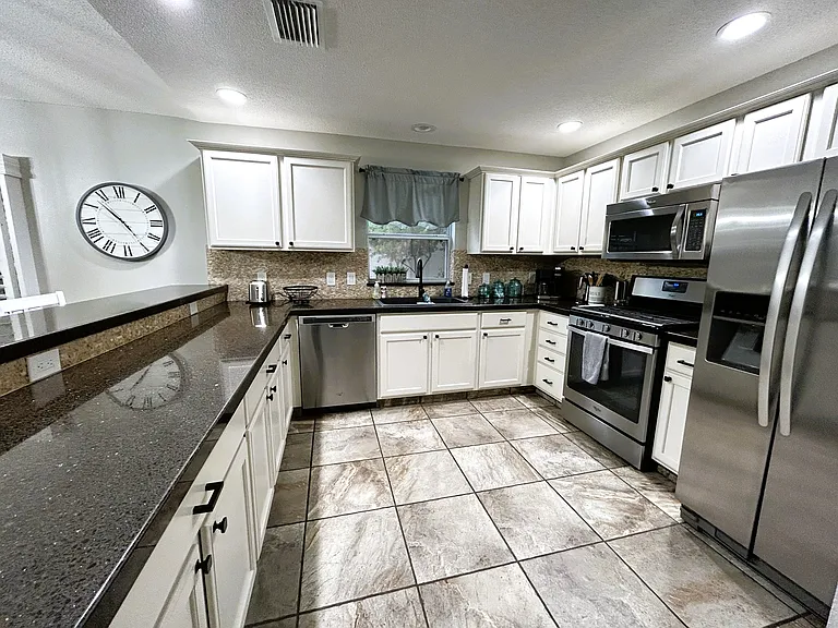 640 Danbury St — Photo 2
