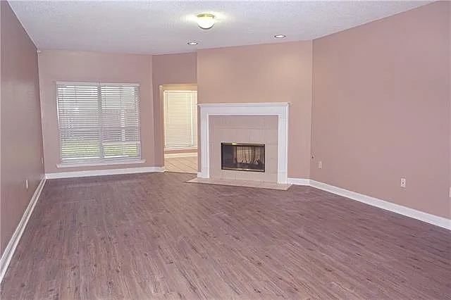 4 bed, 2.5 bath, 2400 sqft, $2,250 — Photo 4