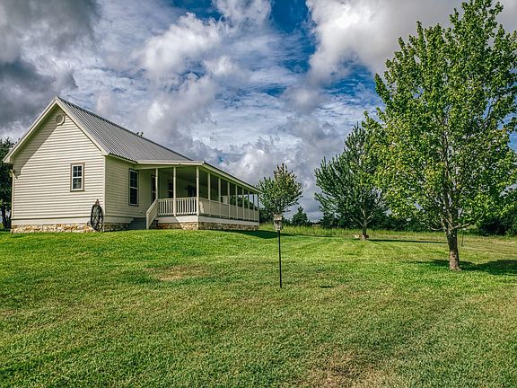 3rd image of 3831 Meadow View Ln