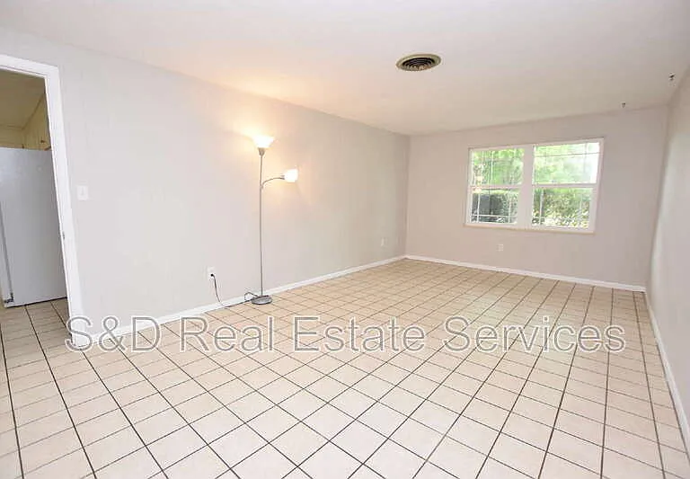 1424 Phyllis St — Photo 6
