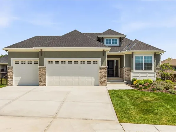 2226 SW Heartland Ct, Lees Summit, MO 64082