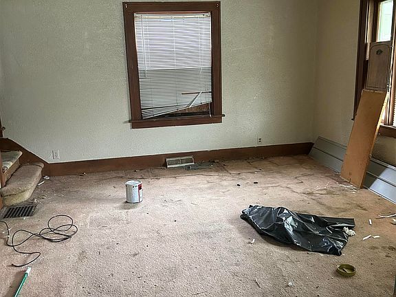 4th image of 1124 Diamond Ave
