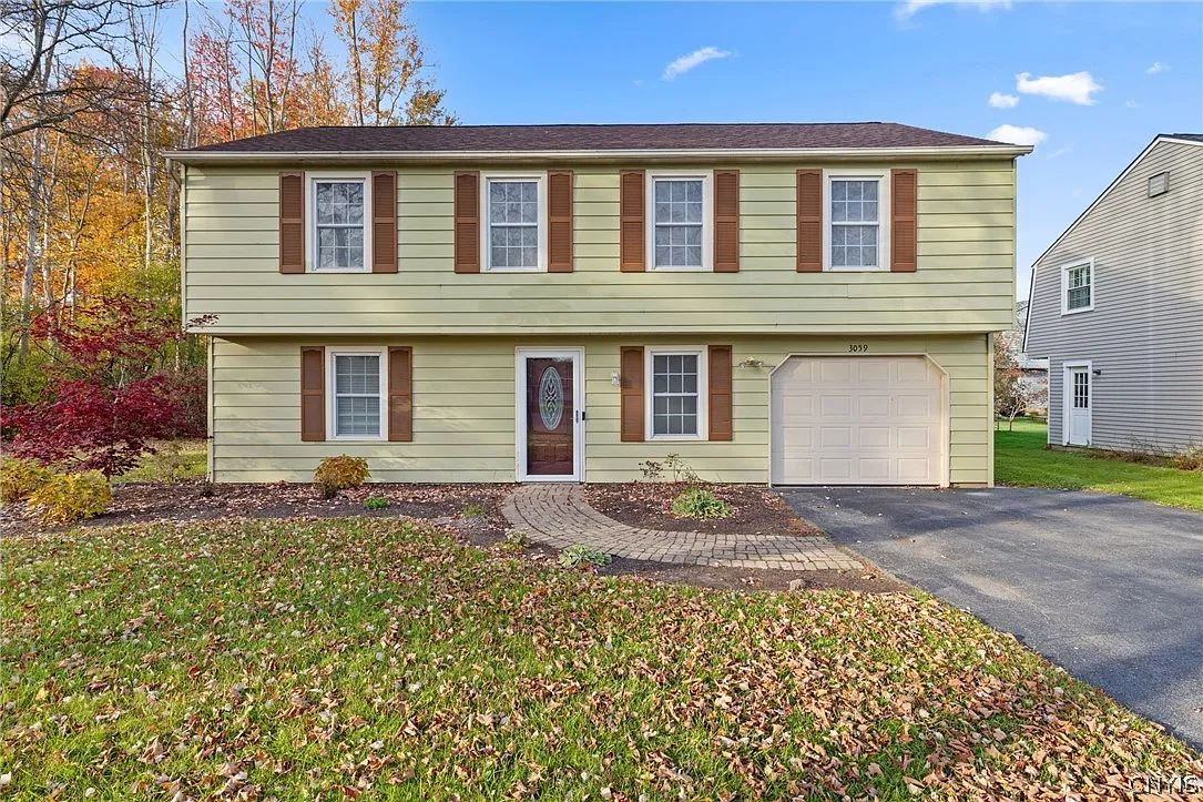 3 bed, 2.0 bath, 1664 sqft, $2,200 — Photo 2