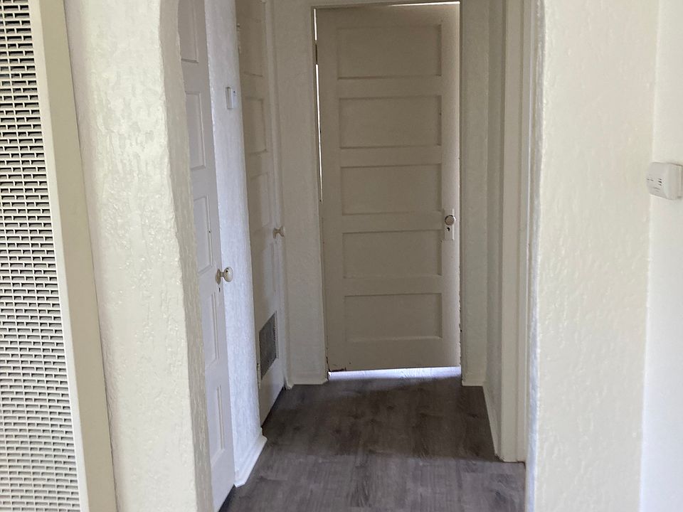 Hallway to bedroom 2