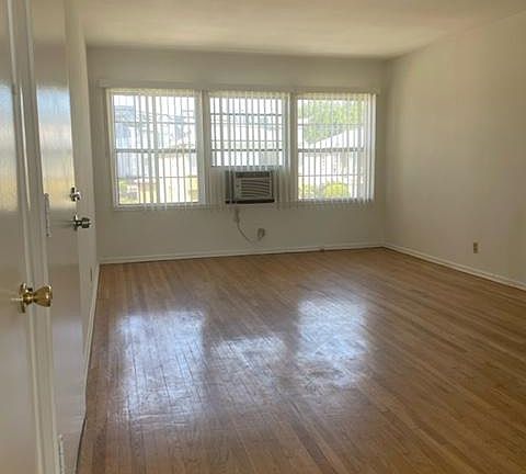 3rd image of 4404 Ensign Ave APT 2